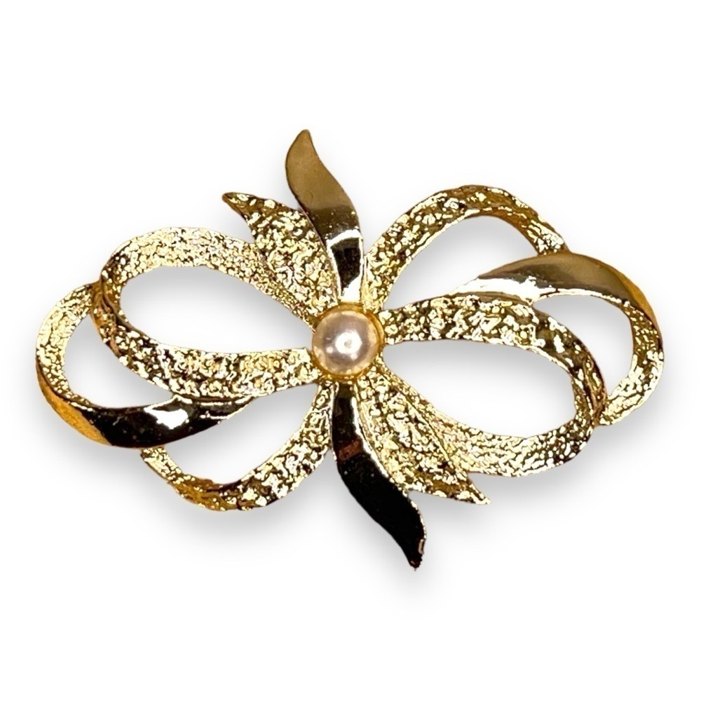 VINTAGE GOLD RIBBON BROOCH PIN FAUX PEARL ACCENT RETRO GLAM GIFT